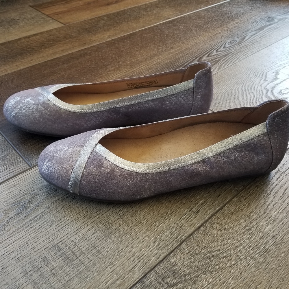 Vionic Flats - Picture 3 of 4